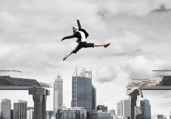 Mujer Negocios Saltando Sobre Brecha Puente Hormigón Como Símbolo Superación — Foto de Stock
