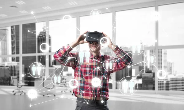 Jonge Man Met Virtual Reality Headset Bril Achtergrond Van Verbinding — Stockfoto