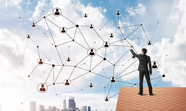 Delikanlı çatıda dikiliyor ve bağlantı hatları çiziyor. Karışık ortam