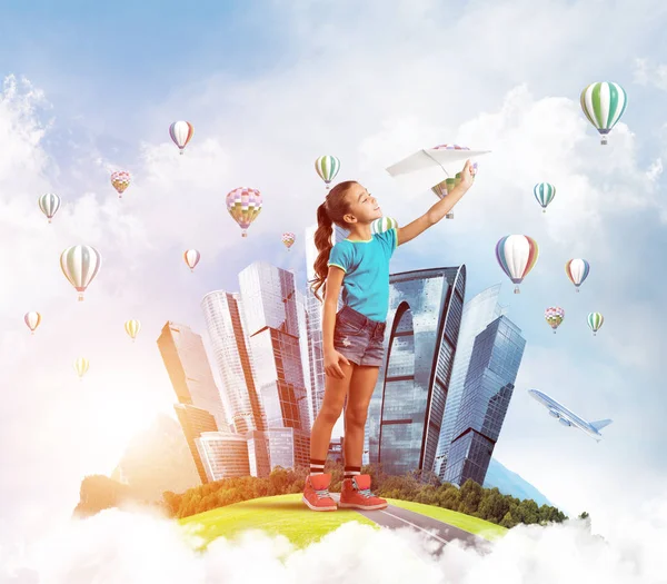 Yüzen adada kağıt uçak atan tatlı bir kız.