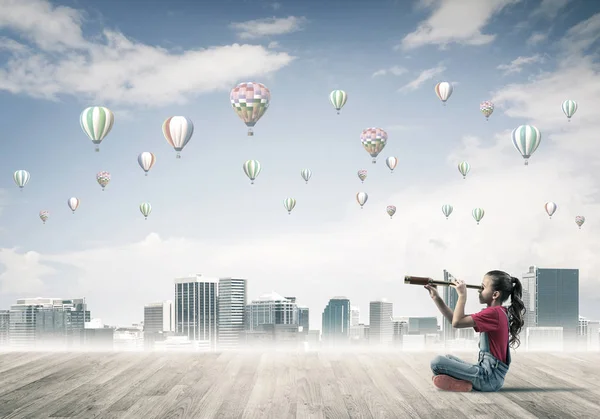 Schattig Kind Meisje Zitten Houten Vloer Aerostaten Vliegen Lucht — Stockfoto