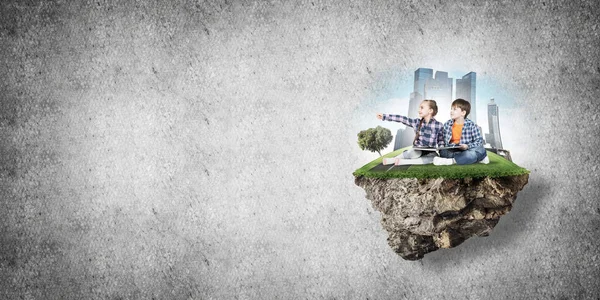 ECO konsepti yüzen ada ve üzerinde kitap oturan çocuklar.