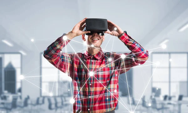 Virtuális Valóság Sisak Vagy Szemüveg Alatt Kapcsolat Háttér Fiatalember Vegyes — Stock Fotó