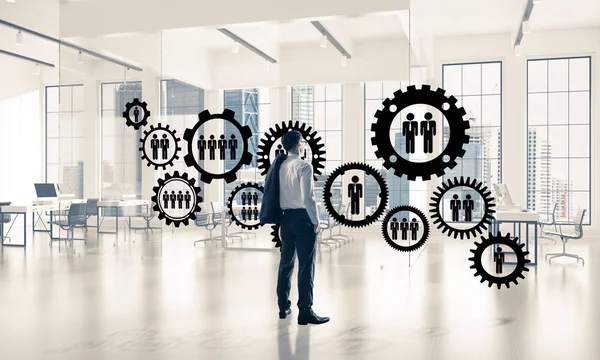 Modern ofis içi ve sosyal bağlantı kavramındaki zarif iş adamı. Karışık ortam