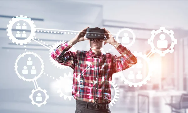 Jeune Homme Avec Casque Réalité Virtuelle Lunettes Sur Fond Connexion — Photo