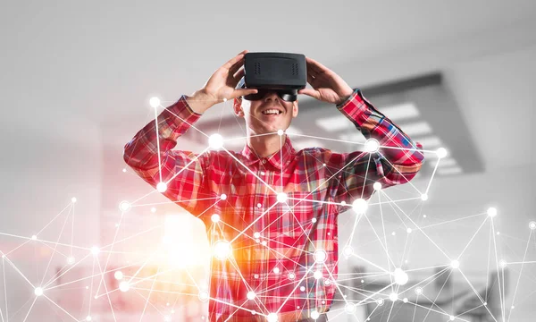 Jeune Homme Avec Casque Réalité Virtuelle Lunettes Sur Fond Connexion — Photo