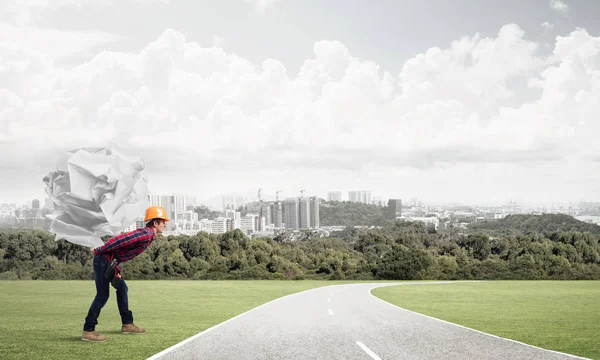 Costruttore Uomo Portando Palla Carta Sulla Schiena — Foto Stock