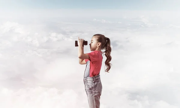 Kleines Süßes Mädchen Overalls Vor Himmelblauem Hintergrund Träumt Von Der — Stockfoto