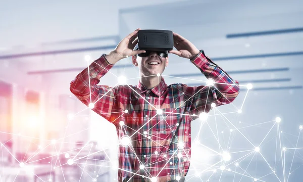 Jeune Homme Avec Casque Réalité Virtuelle Lunettes Sur Fond Connexion — Photo