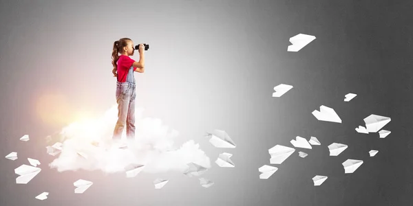 Nettes Mädchen Auf Wolke Stehend Und Ferngläsern Und Papierfliegern Herumfliegend — Stockfoto