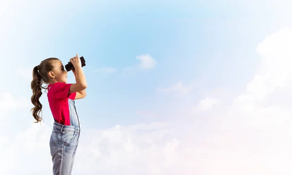 Niña Linda Overoles Contra Fondo Del Cielo Soñando Con Futuro — Foto de Stock