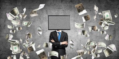 Arka plan üzerinde duran dolar uçan arasında ve gri karanlık duvara işadamı Tv ile takım baş silah tutmak yerine geçti.