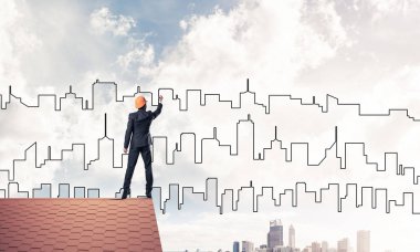 Mühendis, evinin çatısına geri döndü ve şehri çiziyor. Karışık ortam