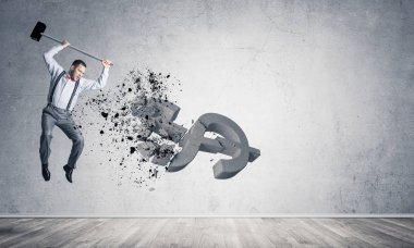 Öfkeli genç işadamı çekiç taşı dolar sembolüyle kaza yapıyor.