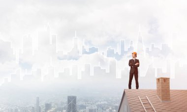 Takım elbiseli genç işadamı ve çatıda kask var. Karışık ortam