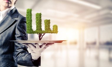 Garson kızın elinde beyaz eldiven yeşil büyüyen grafik arka plan üzerinde office manzaralı metal tepsi üzerinde sunma kırpılmış görüntü.