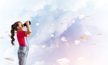 Gökyüzü arka plan hakkında geleceği görmenin karşı tulum, küçük şirin kız