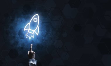 Koyu arkaplandaki ışık roketini gösteren insanlar