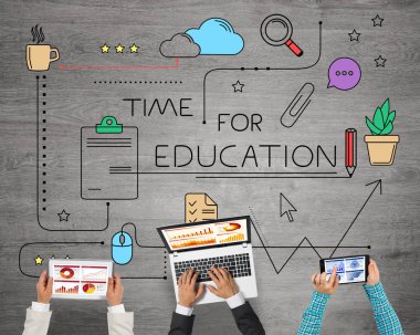 Ellerinde cihazlar bulunan üç kişilik bir grup iletişim ve ağ oluşturma sembolü olarak birlikte çalışıyor.