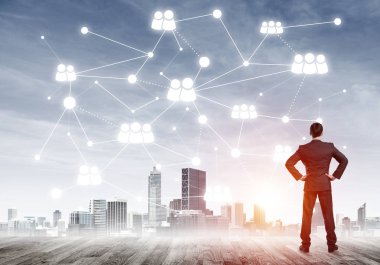 Modern şehir manzarası ve bağlantı konseptine bakan işadamlarının arka planı