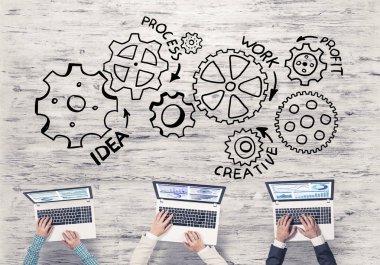 Ellerinde cihazlar bulunan üç kişilik bir grup iletişim ve ağ oluşturma sembolü olarak birlikte çalışıyor.