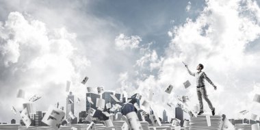 Kağıt belgeleri Clear sky ile arka plan üzerinde uçan arasında duran el kitabı ile uydurarak giyim adam. Karışık teknik.