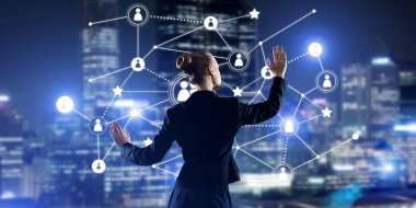 Gece şehir manzarasına karşı sosyal bağlantı medya kavramı ile çalışan iş kadınlarının arka planı