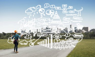 Açık havada mühendis kadının arka planı ve ekrana konsept çizimi