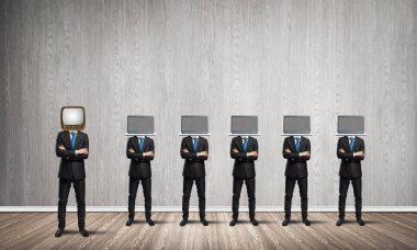 İşadamları başlarını silah tutmak yerine dizüstü bilgisayarlar ile takım elbiseli gri duvara boş odada eski Tv ile bir satır ve bir başında dururken arka plan üzerinde çarpı işareti.