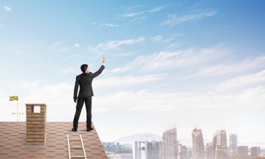 Genç bir marker ile arka ile ayakta adam. Karışık teknik