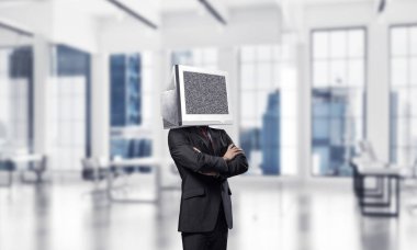 Takım monitör ofis binası içinde dururken geçti silah tutmak baş yerine ile işadamı resim kırpılmış.