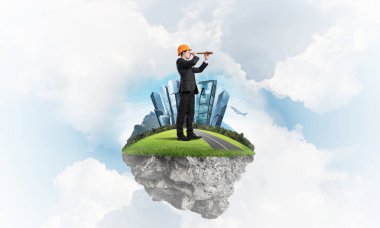 Mühendis adam mavi gök yeşil yüzen ada üzerinde ayakta