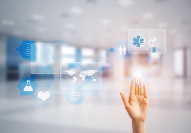 Kadın eli tıp konseptiyle medya ekranının simgesine dokunuyor