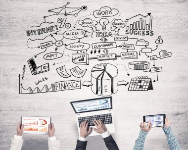 Ellerinde cihazlar bulunan üç kişilik bir grup iletişim ve ağ oluşturma sembolü olarak birlikte çalışıyor.