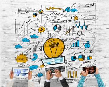 Ellerinde cihazlar bulunan üç kişilik bir grup iletişim ve ağ oluşturma sembolü olarak birlikte çalışıyor.