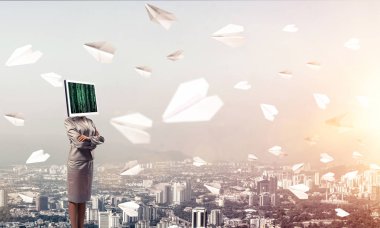 İş kadını kıyafetli kafa kağıt uçaklar cityscape Oda arka plan üzerinde uçan arasında ayakta açık havada süre geçti silah tutmak yerine monitörle görüntü kırpılmış.