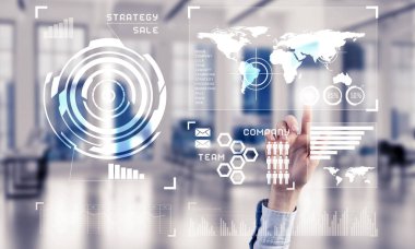 Medya arayüzü ile çalışan iş kadınının eli ekranda ve ofis içi arka planda