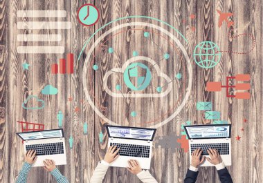 Ellerinde cihazlar bulunan üç kişilik bir grup iletişim ve ağ oluşturma sembolü olarak birlikte çalışıyor.