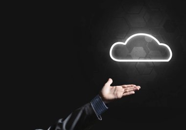 Parlak bulut bilgisayar kavramı gösteren işadamı ele