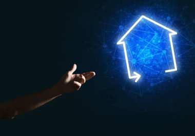 İnsanın eli parlayan ev simgesi ya da sembolüyle dokunuyor