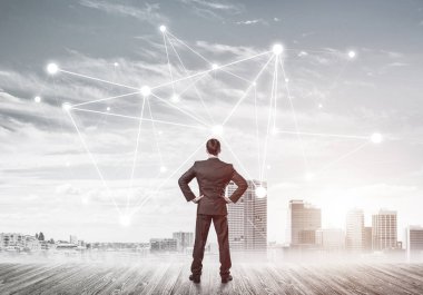 İşadamı arkasını kolluyor ve ağ çizimi kavramına bakıyor