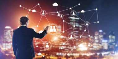 İşadamı gece cityscape sosyal bağlantı medya kavramı ile çalışma karşı arkadan görünüm