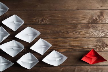 Tahta masadaki origami tekneleri.