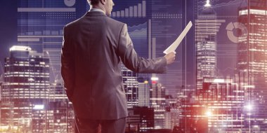 Sanal panel arayüzüne karşı iş adamının arka görünümü belgeleri elinde tutuyor