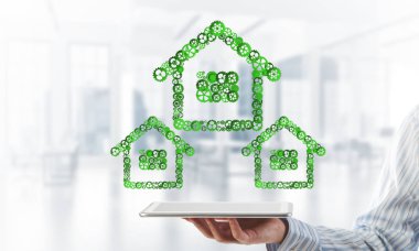 İşadamlarının elinde tablet tablet ve bağlı viteslerden oluşan tabela var. Karışık ortam