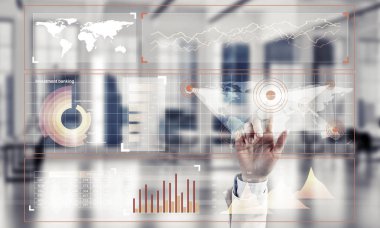 Medya arayüzü ile çalışan iş kadınının eli ekranda ve ofis içi arka planda