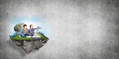 ECO konsepti yüzen ada ve üzerinde kitap oturan çocuklar.