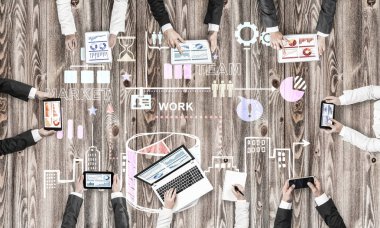 Ellerinde cihazlar bulunan bir grup insan, iletişim ve ağın sembolü olarak birlikte çalışıyor.