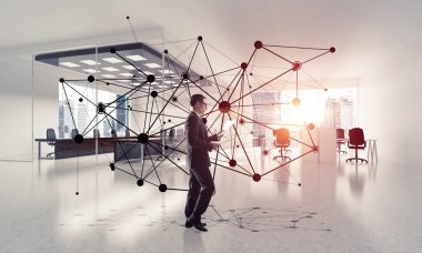 Modern ofis içi ve sosyal bağlantı kavramındaki zarif iş adamı. Karışık ortam