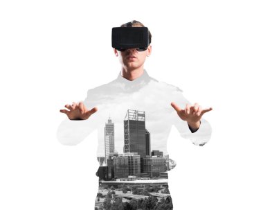 Sanal gerçeklik kulaklığı olan genç bir adam ya da şehrin arka planında 3 boyutlu gözlüklü.
